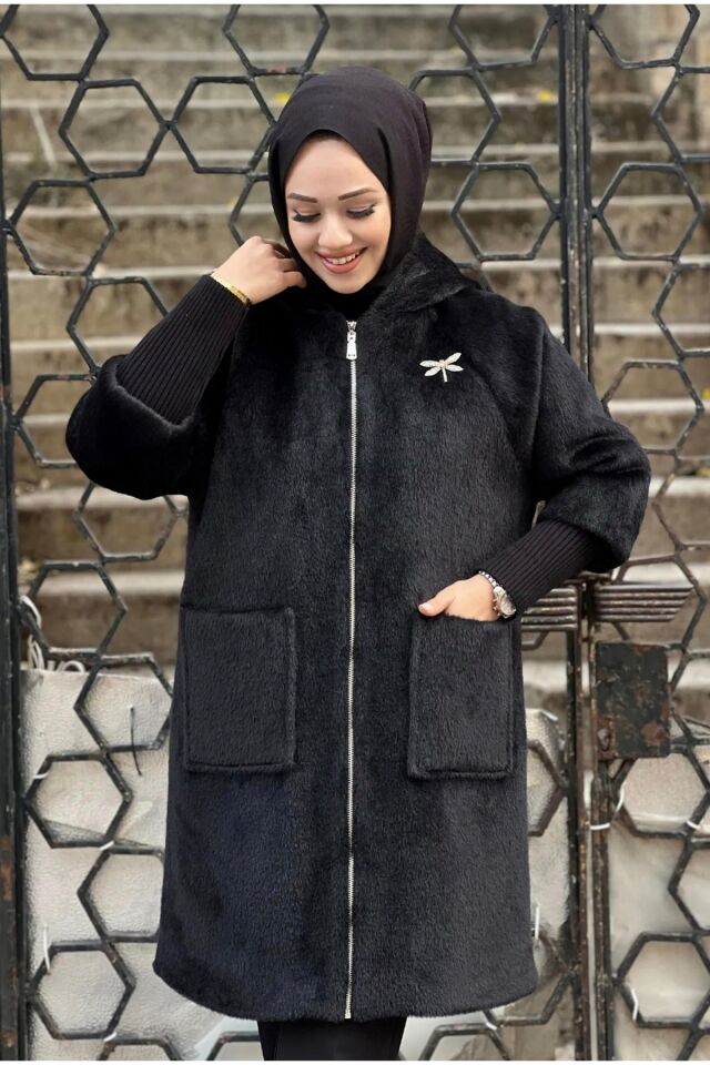 Broş ve Cep Detaylı Angora Kumaş Kaban